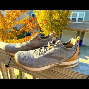 Mens Brooks running shoes. Size 10